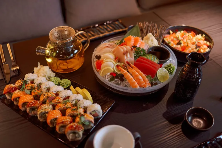 日本料理が並ぶ食卓