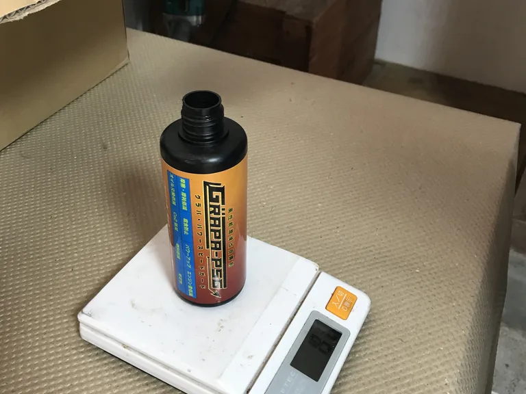 はかりに載せた製品ボトル
