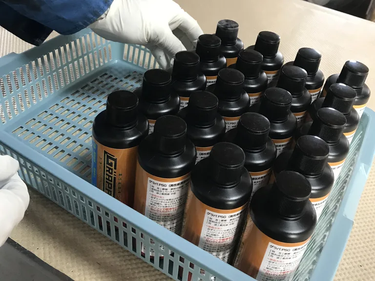 製品ボトルが並んだバスケット