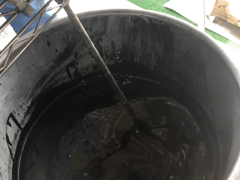 原料を混ぜ合わせる様子